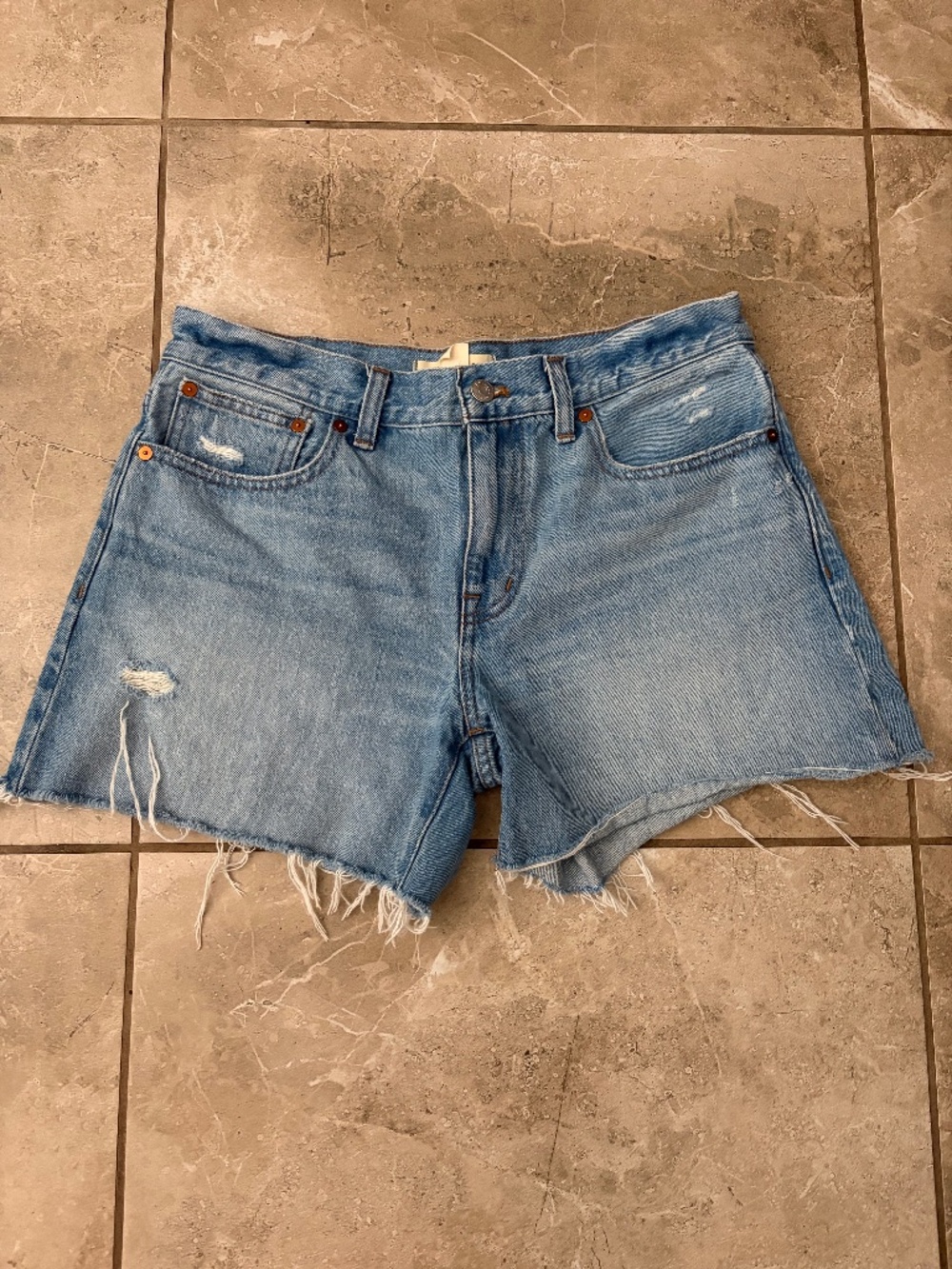 Madewell Mid-Rise Mom Style Jean Short - Frayed Hem